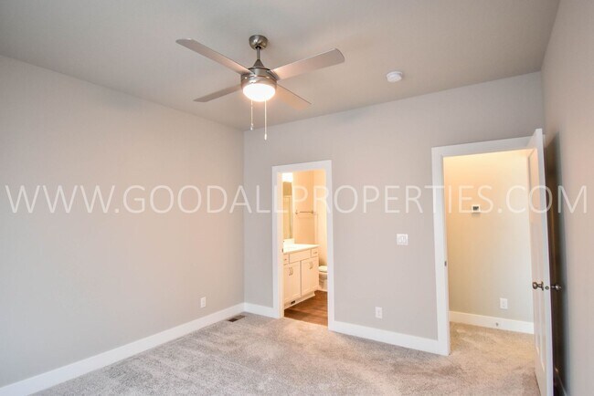 Building Photo - Modern Style Ranch, 3 bedroom 2.5 bath hom...