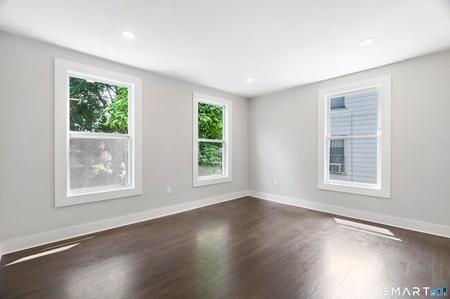 Building Photo - 492 Lombard St