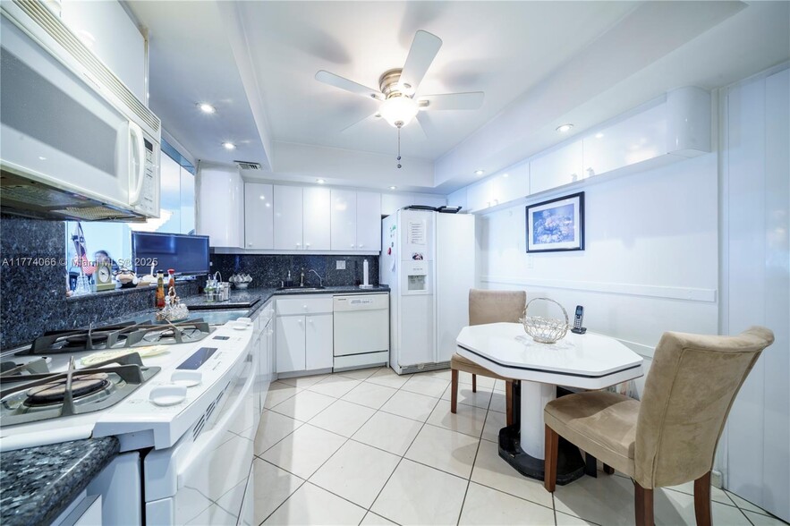 Building Photo - 3140 S Ocean Dr