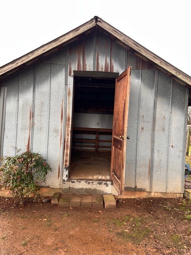 Building Photo - Cute 2 bed/ 1 Bath! Available now!