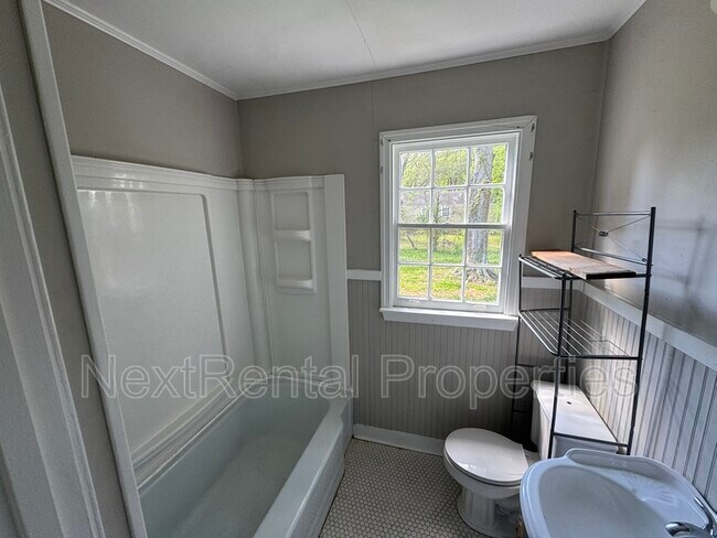 Building Photo - 535 Robinhood Rd