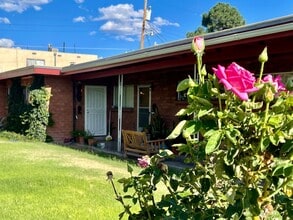 Building Photo - quiet triplex Near   UNM's  medical/law campus