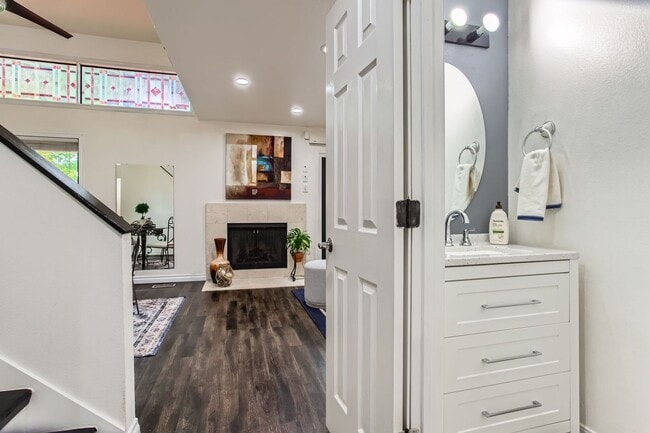 Building Photo - Beautifully Updated 2 Bedroom, 1.5 Bathroo...
