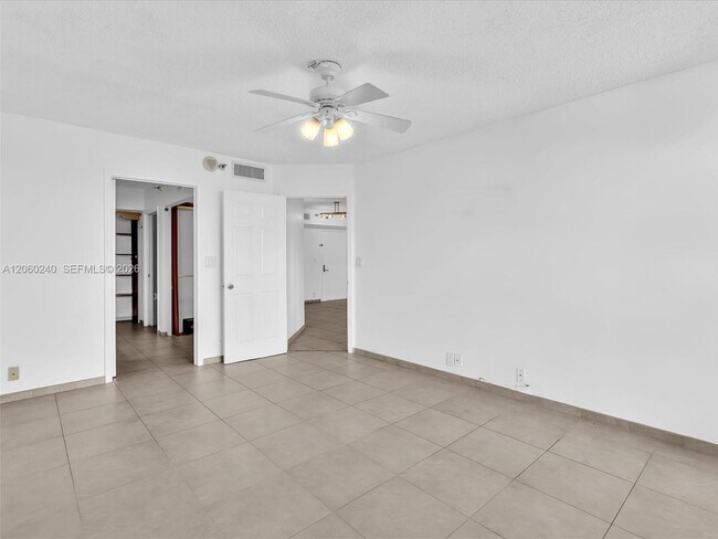 Building Photo - 3530 Mystic Pointe Dr