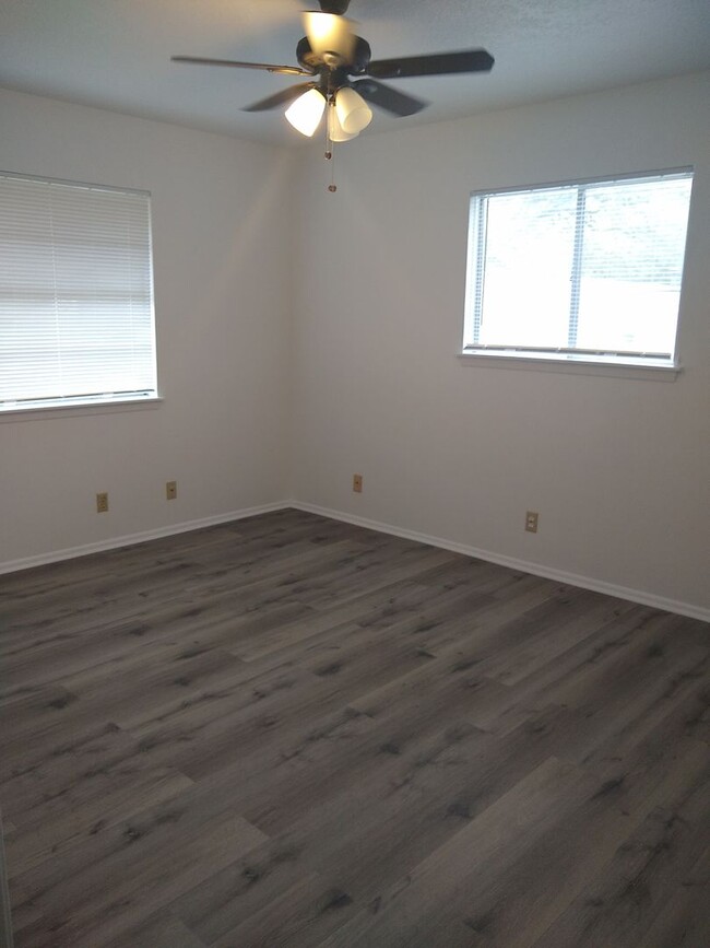 Building Photo - Leon Valley~ 3 bedroom~ Freshly Painted In...
