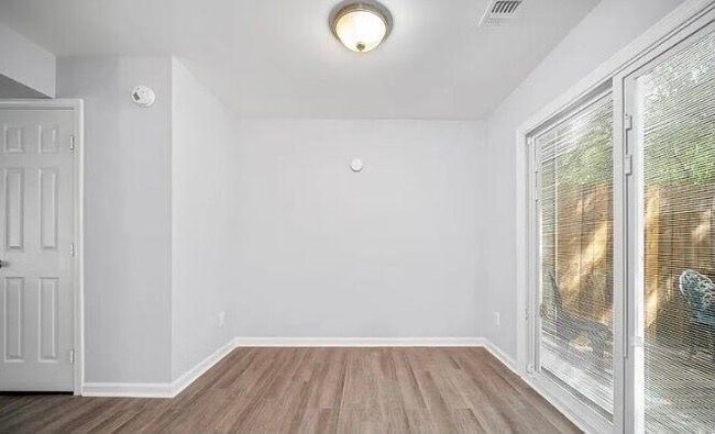 Building Photo - 558 Manning Rd SW