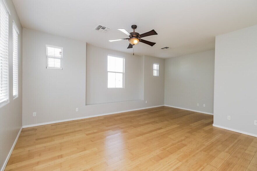 Building Photo - 1303 E Julian Dr