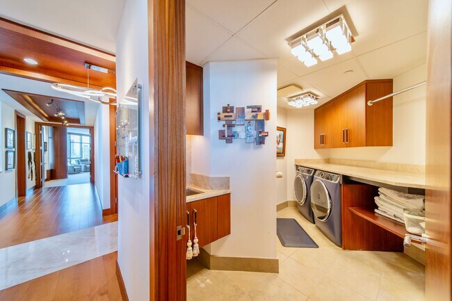 Building Photo - 2Bd/2.5Ba Seattle  Penthouse