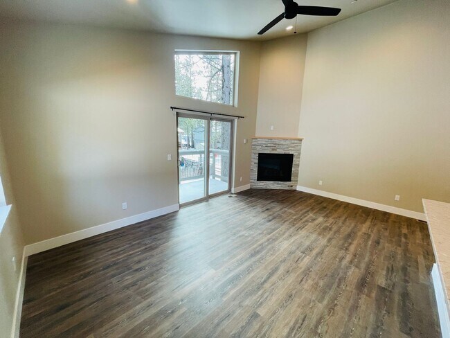 Building Photo - 3 bed 2 bath 1 car garage townhouse in Sou...