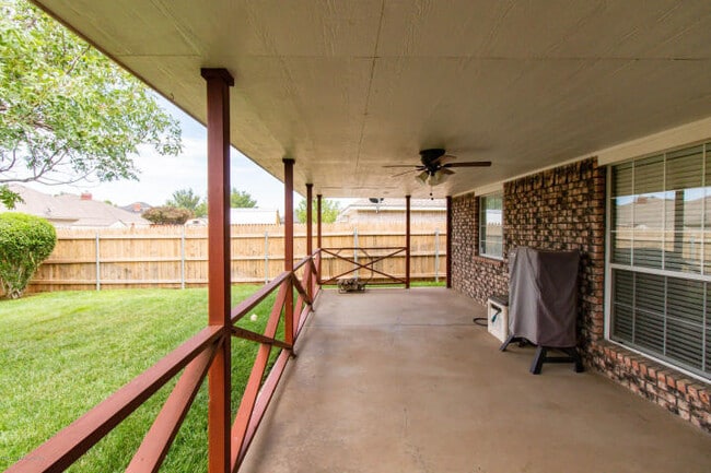 Building Photo - 4 Bedrooms 3 bathrooms, OFFICE 2 living rooms, and 2 car garage