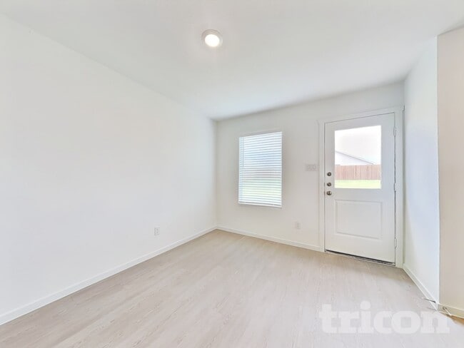 Building Photo - 1620 Parlier St