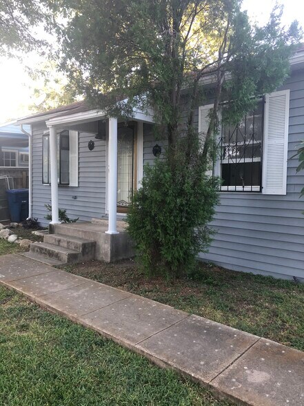 Primary Photo - 225 Monticello Ct