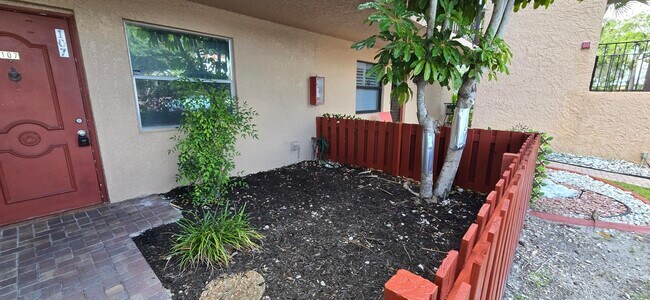 Building Photo - 7300 Lake Cir Dr