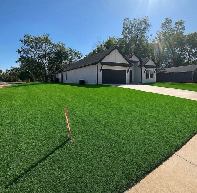 Building Photo - 201 S Boyd St