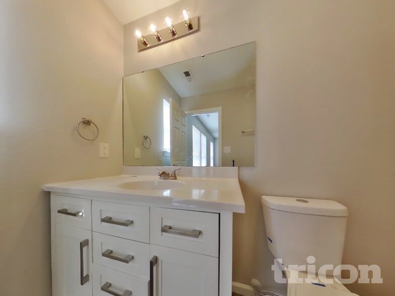 Building Photo - 824 Daybreak Dr