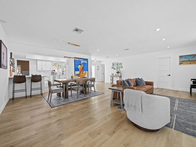 Building Photo - Coastal Elegance Awaits! Stunning 5-Bedroom Home in Prime Fort Lauderdale Location