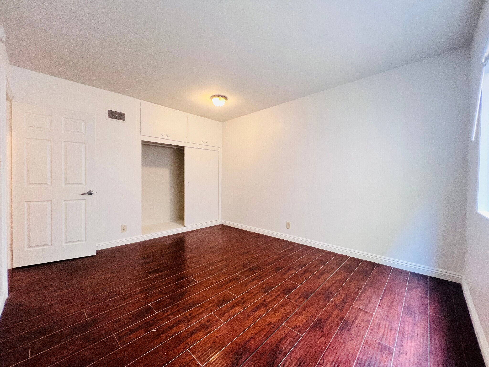 Building Photo - 1142 S Serrano Ave