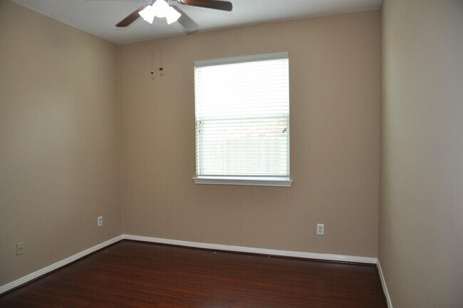 Building Photo - 2222 Drake Falls Dr