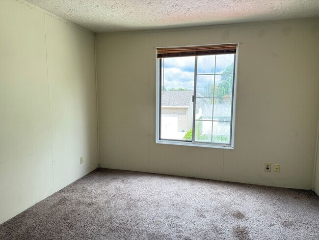 Building Photo - BROOKSTON...2 Bedroom 1 Bath