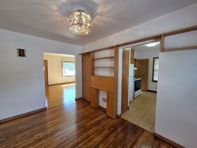Building Photo - 4 Bedroom remodeled House Cedar Falls