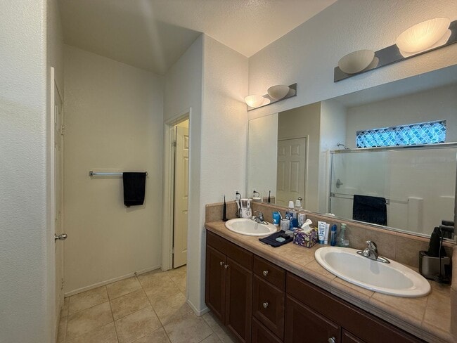 Building Photo - West Palmdale 3 Bedroom Home