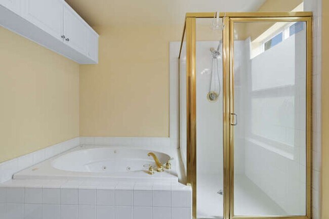 Building Photo - Spacious 5-Bedroom Home with Pool in NE Fr...