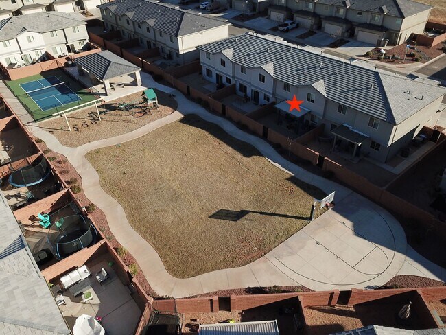Building Photo - Newer- Red Mountain Vista Town Home,