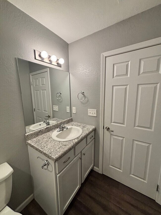 Building Photo - Sevierville 3bd/2.5bth available now!