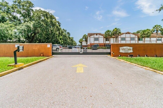 Building Photo - 650 Pinellas Point Dr S