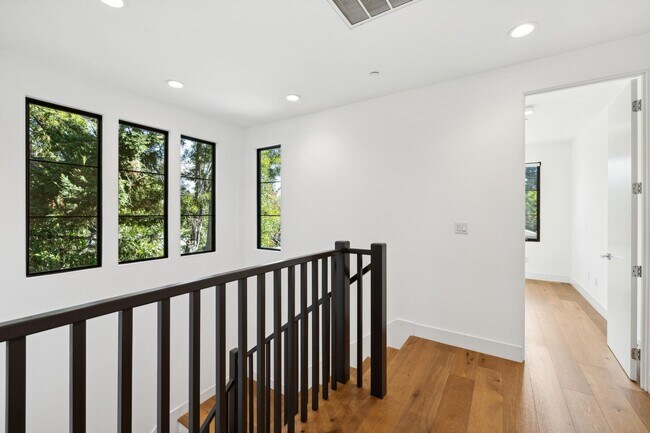 Building Photo - Luxurious Modern Single Family Home in West Menlo Park Available Now!