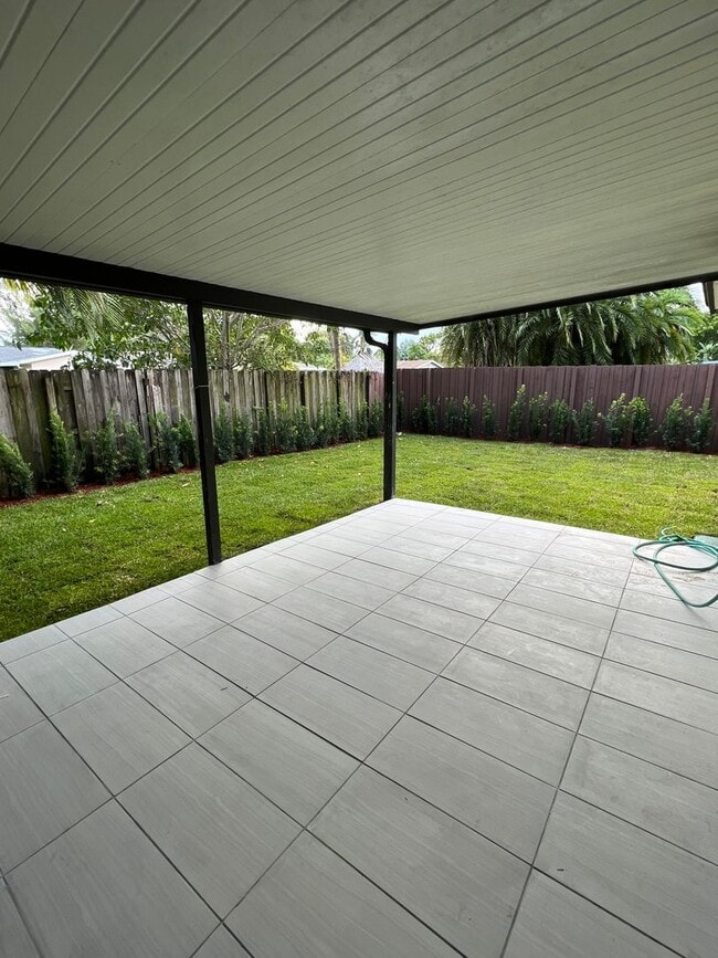 Building Photo - Corner Townehome 3Bed /2Bath