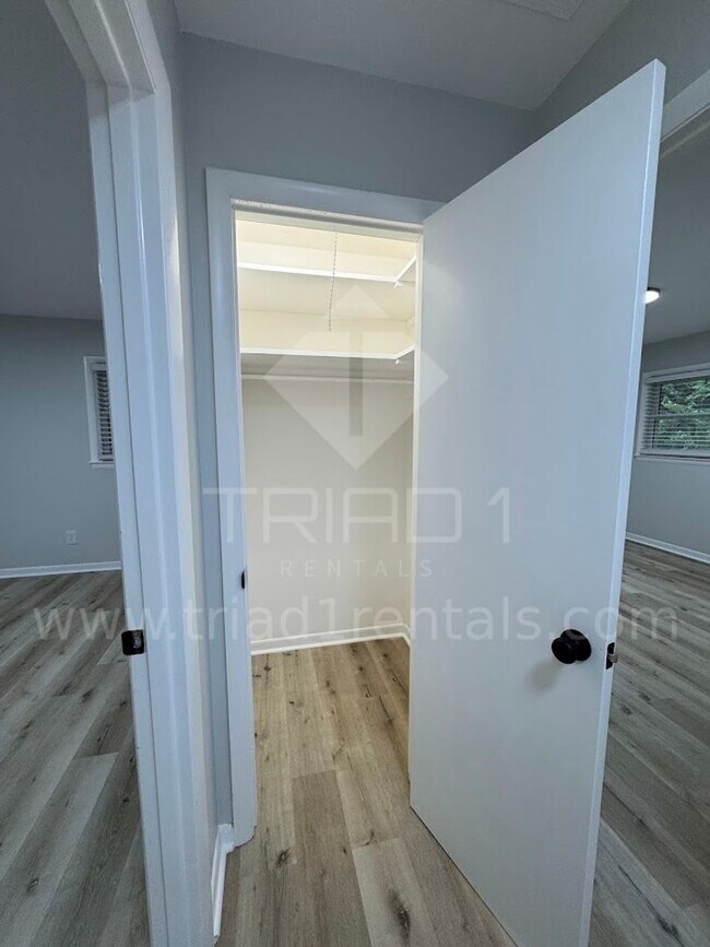 Building Photo - 2205 Hathaway Dr