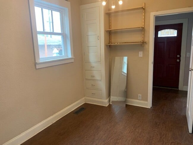 Building Photo - Classic Updated Bungalow.  2 bed with flex...