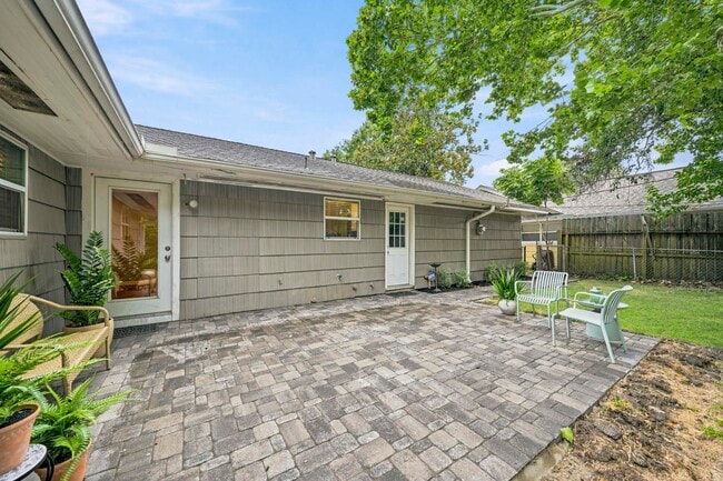 Building Photo - 4614 Hummingbird St