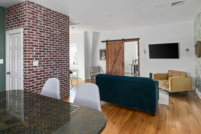 Building Photo - 42 King St