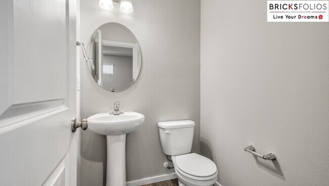 Building Photo - The Perfect Blend of Comfort & Convenience in Puyallup