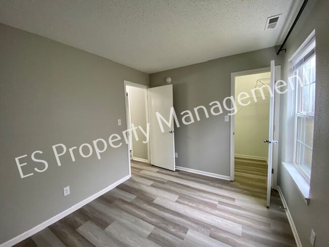 Building Photo - Stunning 3 Bedroom 2 Bath in SouthWest River Run Neighborhood!