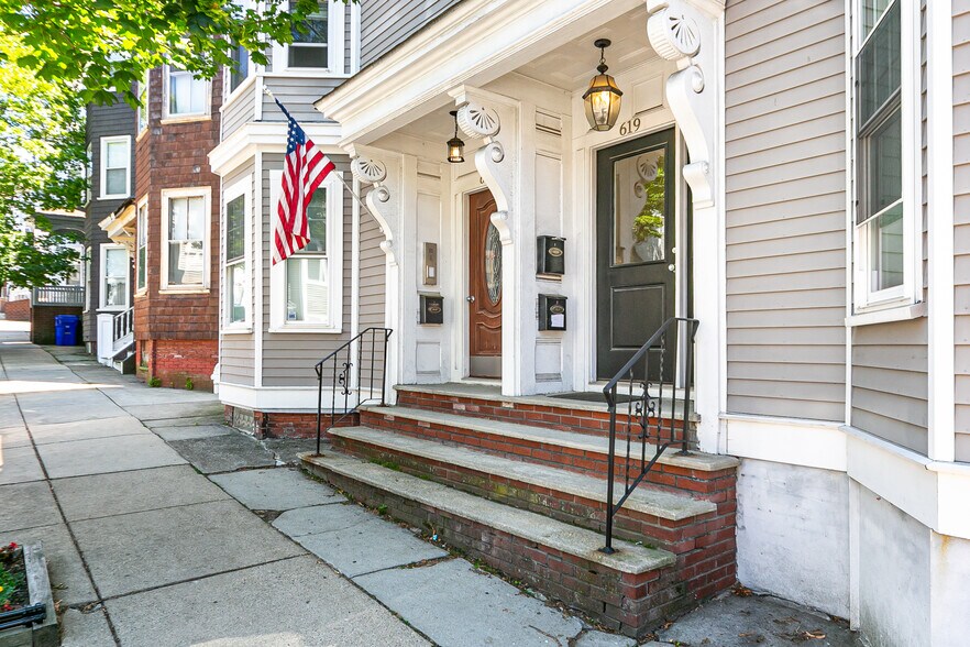 Building Photo - 619 E 3rd St