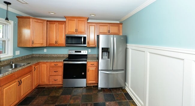 Building Photo - Nice Brick Ranch with Large yard!