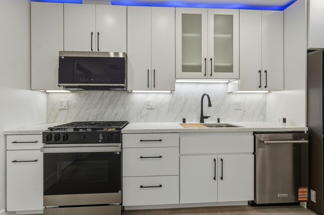 Building Photo - Luxury Newly Built 2 Bed, 2 Bath Home with Private Yard, Walk-In Closets & High-End Bespoke Kitchen