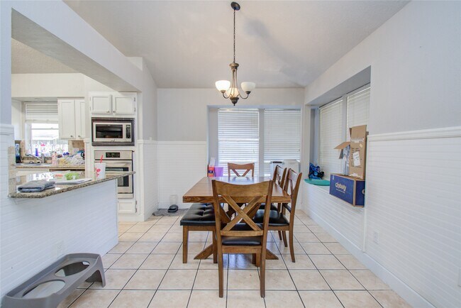 Building Photo - 5010 Village Springs Dr