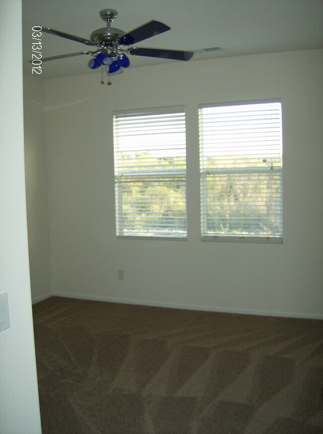 Building Photo - Spacious Three Bedroom Townhouse with Atta...
