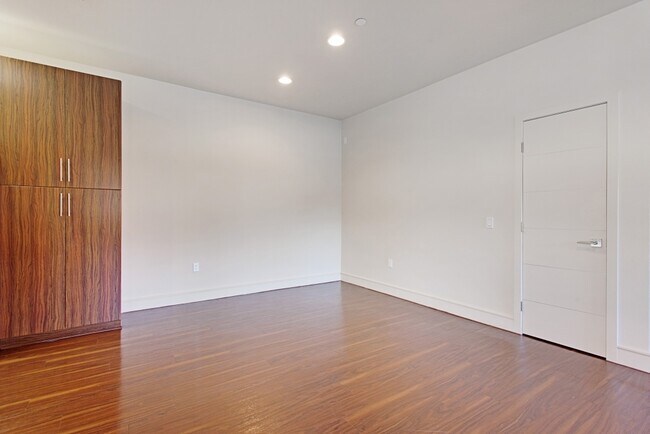 Building Photo - LUXURY 2 BEDROOM, 2 BATH