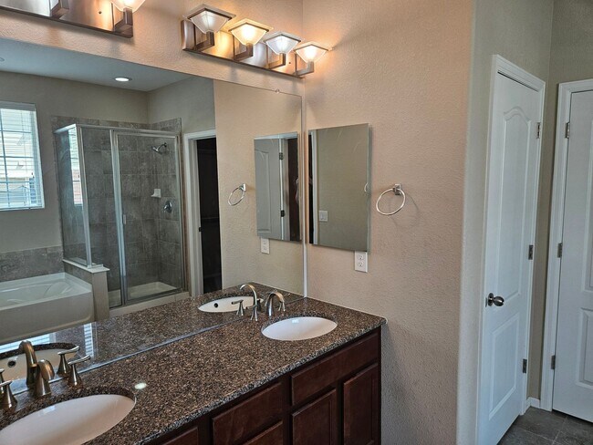 Building Photo - 3 Bed 2 Bath Ranch home Close to Buckley S...