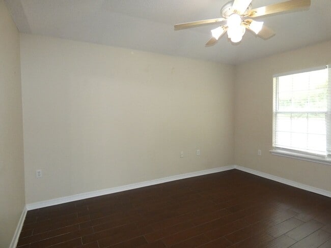 Building Photo - Adorable 2 Bedroom Convenient To Everything