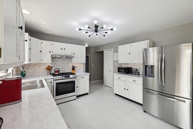 Building Photo - 578 E Mahan Ave