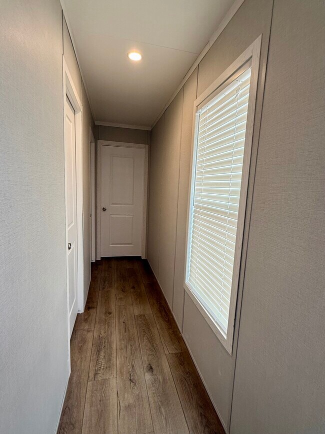 Building Photo - 10 River Rd