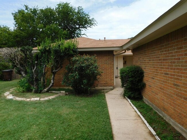 Primary Photo - 806 Country Aire Dr