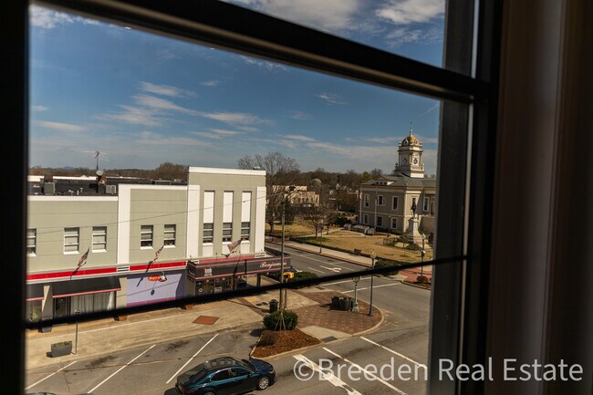 Building Photo - 100 W Union St