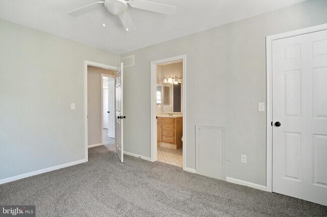 Building Photo - 307 Meeting House Ln